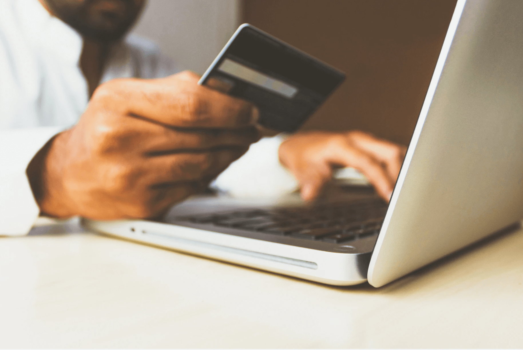 man paying for online purchase with credit card